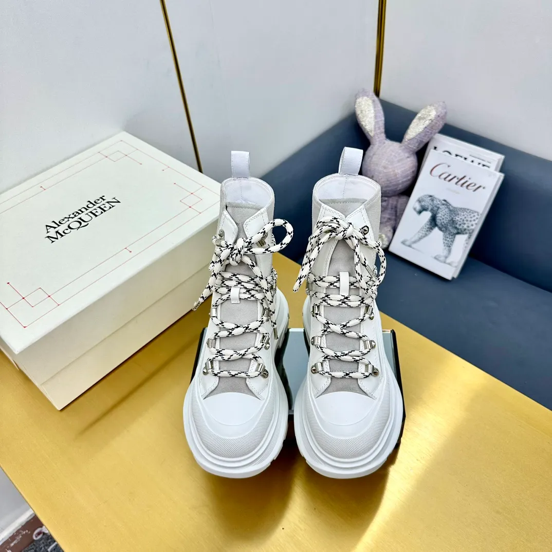 👟👟Ex-factory price 680👟👟 Alexander McQueen's latest thick-soled Martin boots, original 1:1 development, outsole original open-film TPU sole, fabric full-grain cowhide + high mercerized cowhide, lining sheepskin original hardware carabiner bottom height 5cm Size: #35-40 39-45